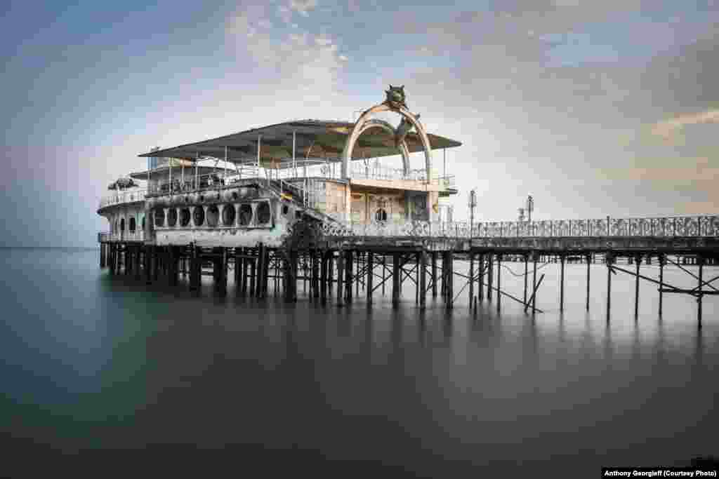 В советские времена на пирсе в Сухуми располагались ресторан и кафе. Но уже 20 лет эта достопримечательность черноморского побережья находится в заброшенном состоянии.  