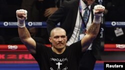 Олександр Усик святкує перемогу після перемоги в суперважкій вазі, Kingdom Arena, Ер-Ріяд, Саудівська Аравія, 22 грудня 2024 року
