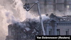 Рятувальники на місці російського удару в центрі Києва, 1 січня 2025 року
