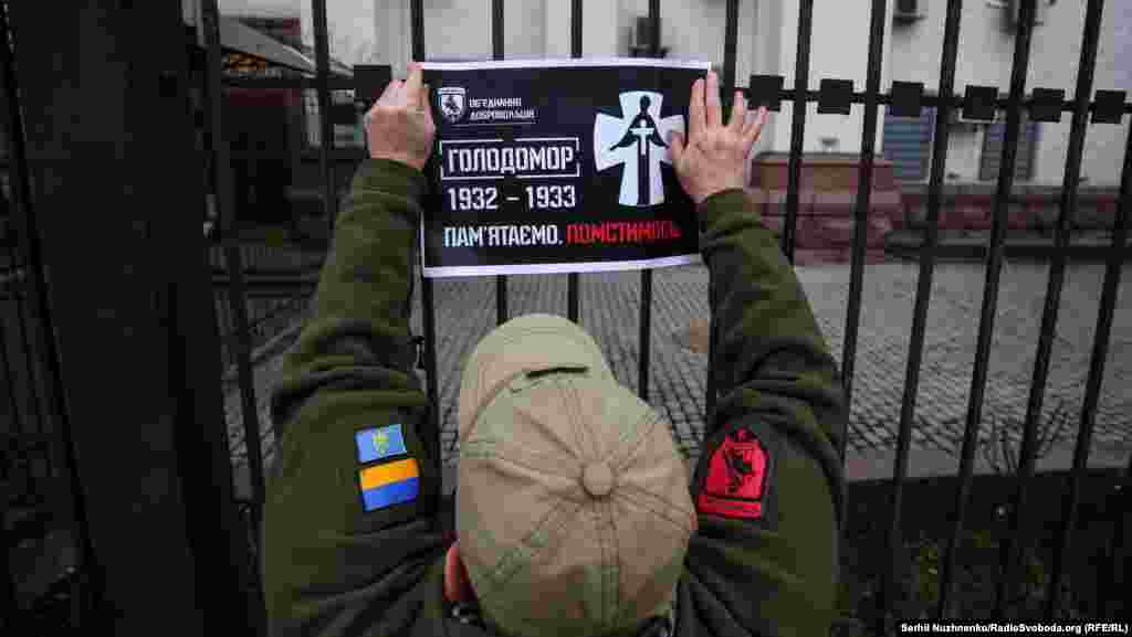 Під час акції «Нагадаємо, хто винен» біля посольства Росії в Україні активісти обклеїли паркан біля дипломатичної установи плакатами з написом «Голодомор 1932–1933. Пам'ятаємо. Помстимось». Київ, 27 листопада 2020 року. НА ЦЮ Ж ТЕМУ