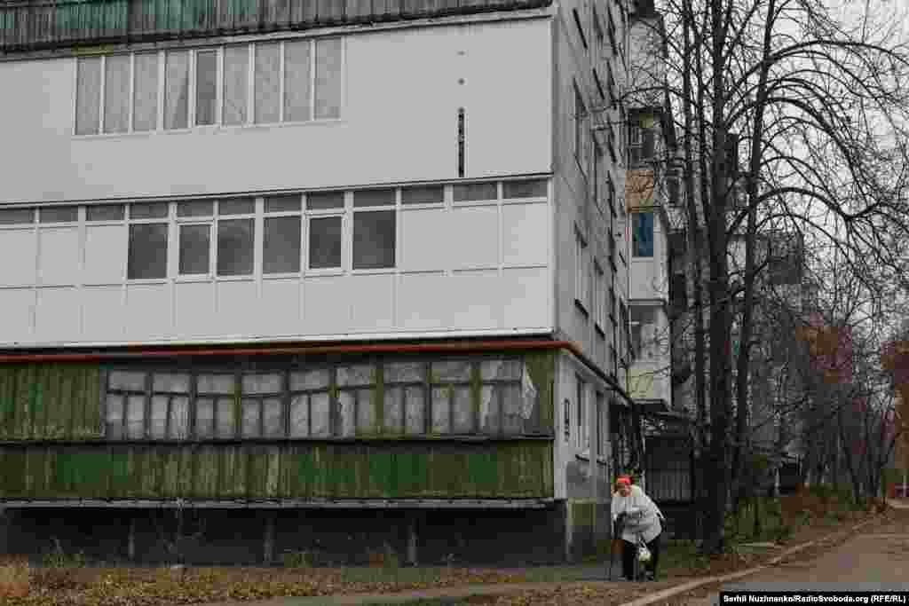 Мікрорайон «Шахтарський» виглядає порожнім, бачимо тільки поодиноких літніх людей. Ближче до комендантської години люди потрохи зникають з вулиць міста, артканонада стає ще гучнішою 