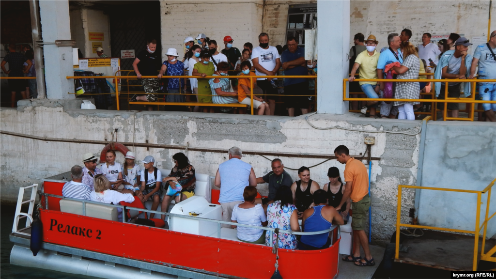 Несмотря на жару, люди выстраиваются в огромную очередь, чтобы попасть на экскурсию. Некоторым приходится возвращаться, так как вход без масок запрещен 