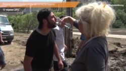 Жителі Тбілісі прибирають місто після повені Жителі Тбілісі прибирають місто після повені