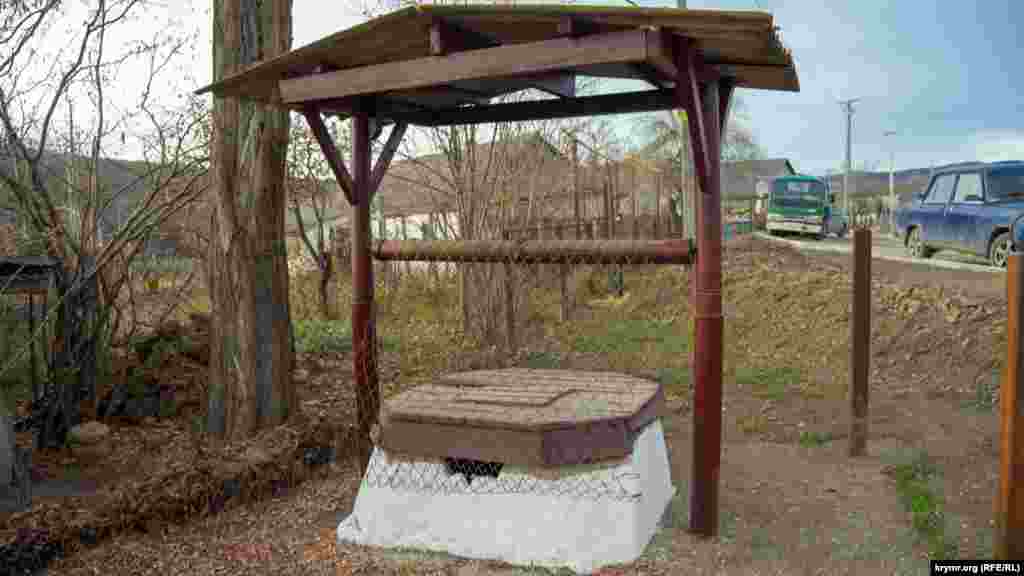 Один из четырех сельских колодцев, из которых не берут воду из-за заиливания. «Мы нашли специалиста, чтобы почистил этот колодец. Почти 10 тысяч рублей собрали для этого», – расказала местная жительница. По ее словам, Синапное пока пользуется водопроводом из Загорского водохранилища