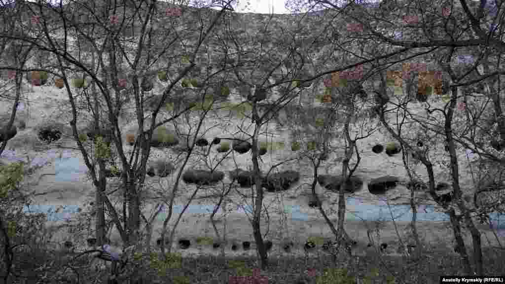 Правая, так называемая «сырная» сторона горы. Ее прозвали так из-за большого количества «дырок» в породе