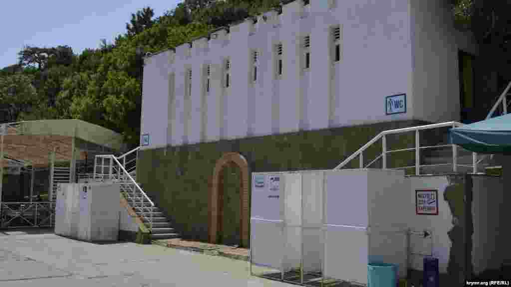 А на открывшемся в этом году пляже «СПА Ливадийский» работает общественный туалет, вход в который, по всей видимости, бесплатен