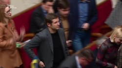 Словесна перепалка в Раді: «Слуги народу» блокують трибуну, «ЄС» кричить: «Ганьба» – відео Словесна перепалка в Раді: «Слуги народу» блокують трибуну, «ЄС» кричить: «Ганьба» – відео