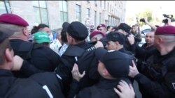 Потасовка между вкладчиками банка и полицией в Киеве (видео) Потасовка между вкладчиками банка и полицией в Киеве (видео)