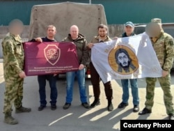 Олег Ковешніков (третій ліворуч). Обличчя чоловіків у камуфляжах розмиті автором фото