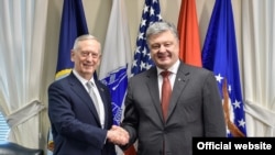 Президент України Петро Порошенко (п) і міністр оборони США Джеймс Маттіс під час зустрічі у Вашингтоні, 20 червня 2017 року
