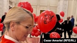 Parlamentarii opoziției au venit cu baloane care îl prezintă pe Marcel Ciolacu ca pe Pinocchio.