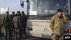 Военные наблюдатели ОБСЕ на КПП Чонгар, где они были остановлены перед въездом в Крым