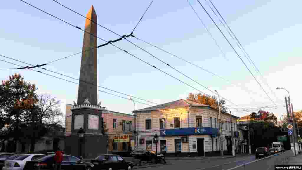 Здесь находится памятник Долгоруковский обелиск, который местные называют «шпилем». Памятник был установлен в сентябре 1842 года в честь князя Василия Долгорукова, командовавшего русскими войсками. В 1771 году они одержали победу над турецкими войсками и овладели Крымом