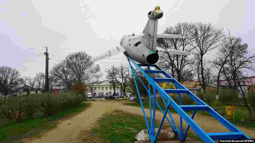 Эту списанную фронтовую крылатую ракету (ФКР-1) установили в поселковом парке в 1980 году в «знак дружбы октябрьцев и авиаторов-черноморцев»