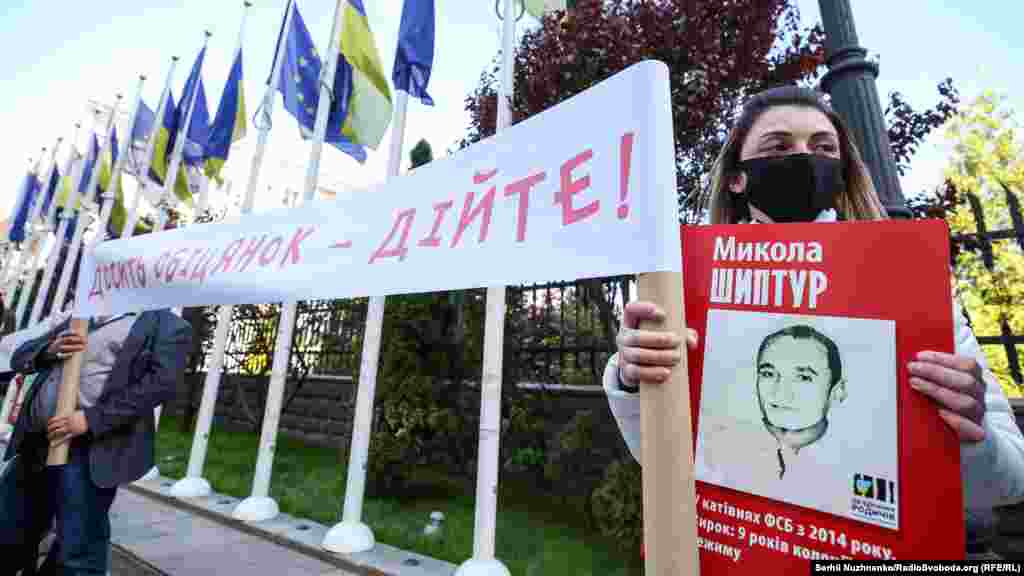 Николай Шиптур жил в Ивано-Франковске, но с развитием протестов в Киеве приехал на Майдан, участвовал в демонстрациях, охранял КГГА. В марте 2014-го он вместе с тремя другими евромайдановцами поехал в Крым для поддержки мирных проукраинских акций к 200-летию со дня рождения Тараса Шевченко. По версии российского следствия, 26 февраля 2014 года Шиптур нашел на Майдане Независимости в Киеве пистолет марки «Макарова» и с ним же отправился в Крым ‒ якобы препятствовать «волеизъявлению» крымчан на «референдуме». В мае 2015 года подконтрольный Кремлю суд в Севастополе приговорил украинца к 10 годам лишения свободы. После апелляции срок заключения уменьшили до 9 лет. МИД Украины внес Николая Шиптура в список украинских граждан, которых российские власти незаконно удерживают в Крыму