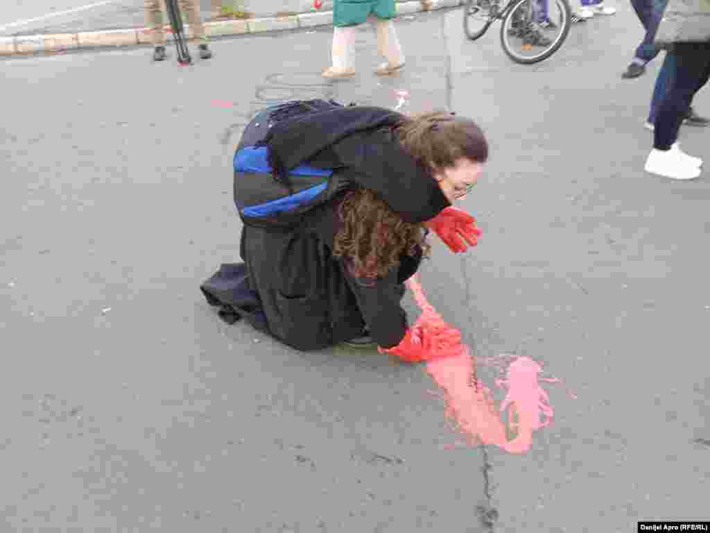 Aktivisti i građani koji su im se priključili kretali su se Bulevarom oslobođenja, najprometnijom saobraćajnicom u gradu, farbajući ulice u crveno, kako kažu, "tako da ceo Novi Sad vidi krvave tragove".