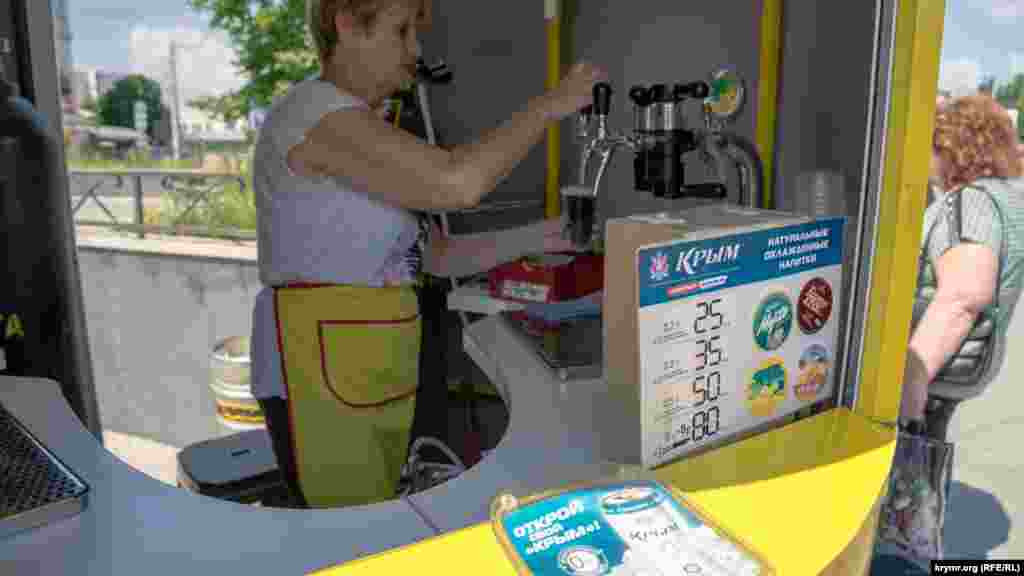 Охлаждающие напитки продают в фирменном киоске-«банке»