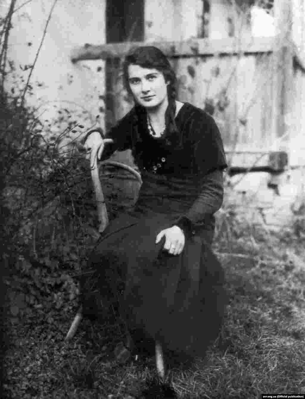 Леся ПАЄВСЬКА Псевдо: «ОРИСЯ» Діяльність: учасниця «Пласту»;  зв'язкова Окружних проводів Буковини і Гуцульщини; інформаторка та утримувачка явкової квартири окружного провідника ОУН Коломийщини Григорія Легкого – «Бориса»; працівниця технічної ланки референтури пропаганди Косівського надрайонного проводу. ***** Леся Паєвська стала однією з останніх українських підпільниць, яких розстріляв радянський комуністичний режим.  Арештована за доносом у червні 1952-го, вона під час слідства відмовлялася говорити російською, за що зазнала катувань.  77 діб вона чекала на вирок у Лук’янівській тюрмі, де і була страчена.  Її старший син Юрій, теж підпільник на псевдо «Жук», отримав за свою причетність до ОУН 25 років таборів. 