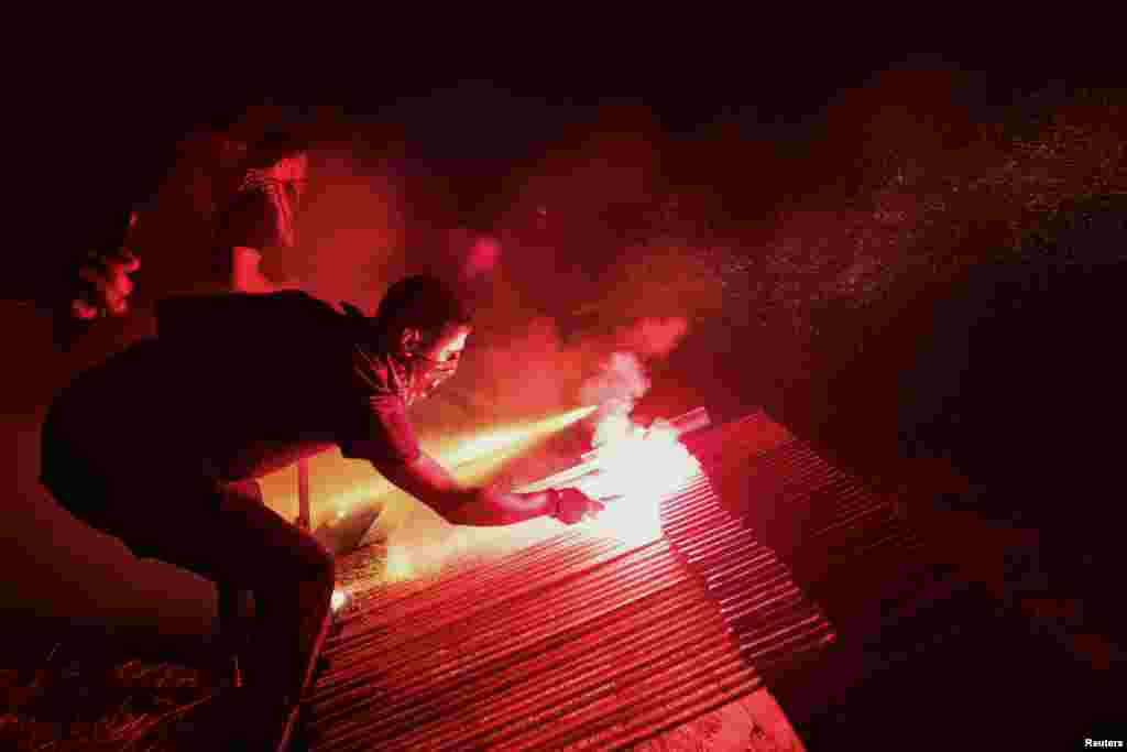 Paljenje ručno izrađenih raketa povodom proslave Uskrsa u selu Vrontados, na ostrvu Hios, Grčka, 19. aprila 2025.