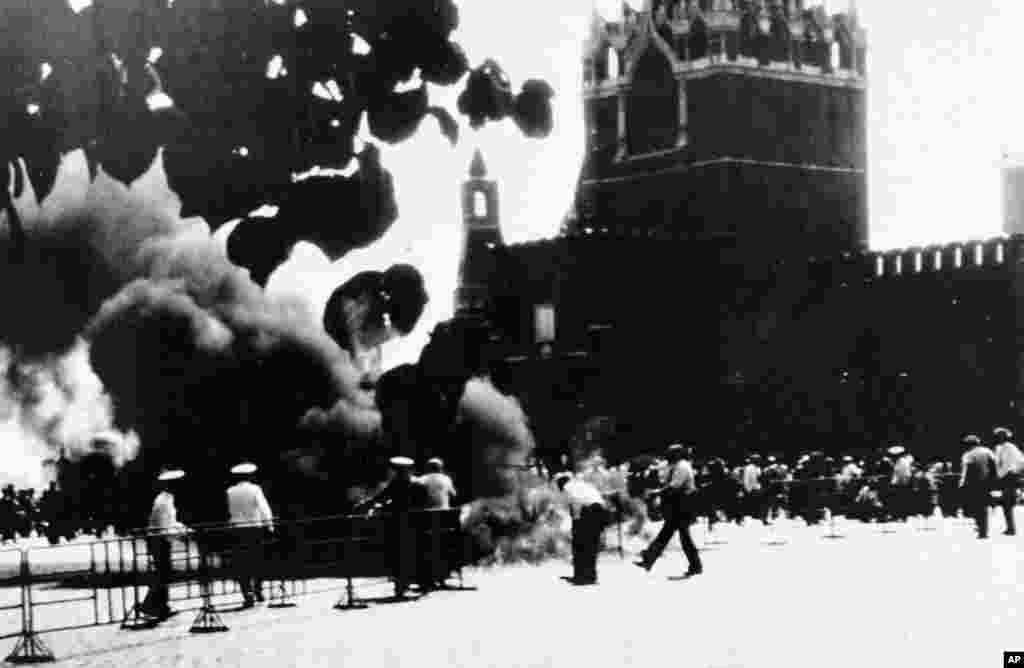 Загадочный пожар на Красной площади во время проведения Олимпийских игр. 2 августа 1980 года. «Свидетели говорили, что видели в пламени человеческое тело, которое быстро унесли», – сообщал корреспондент Associated Press. Репортер издания The Washington Post, который был свидетелем инцидента, написал, что вскоре после этого «наивный японский турист сделал несколько снимков с большого расстояния, и к нему сразу же подскочили три человека в белых куртках, заставили отдать камеру, вытащили пленку и разорвали ее на куски»