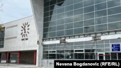 Sat na Železničkoj stanici u Novom Sadu otkucava 11 časova i 52 minuta, što je vreme nesreće 1. novembra, kada je u padu nadstrešnice poginulo 15, a teško povređeno dvoje ljudi.