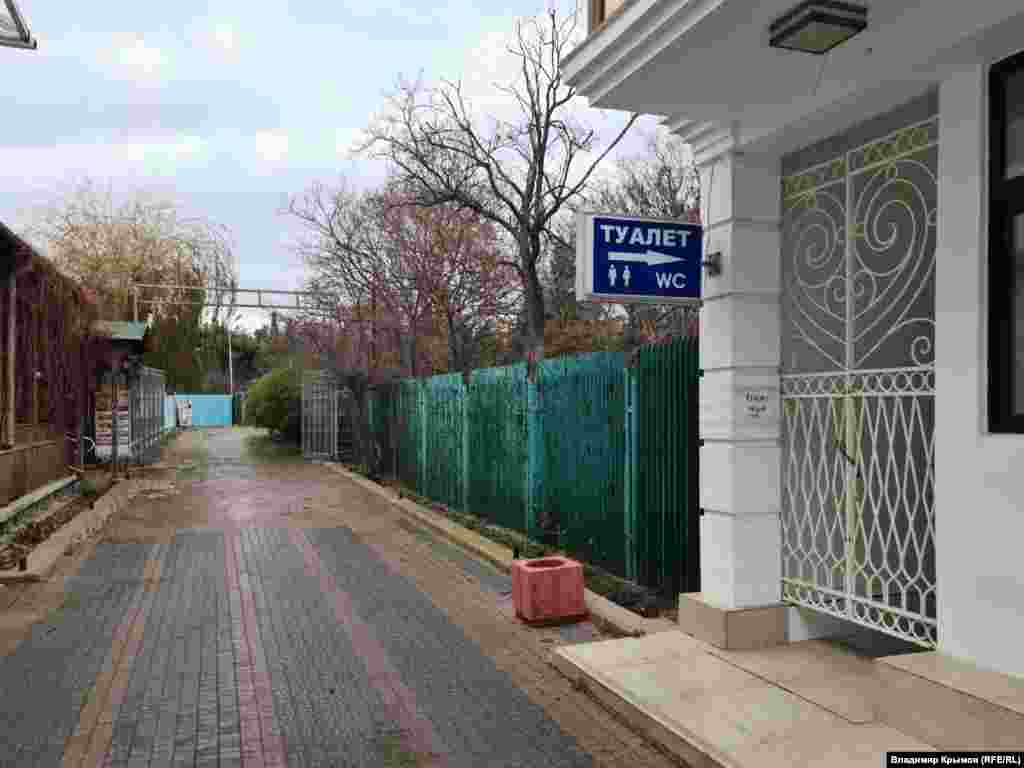 Все туалеты на набережной «законсервированы» до летнего сезона