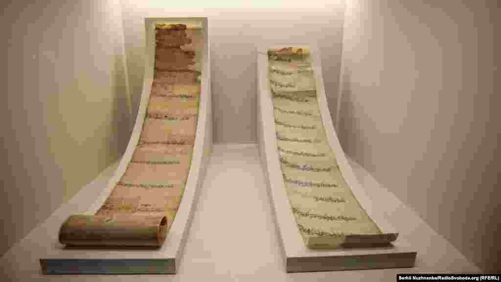 Значительную часть экспозиции составлюят исторические артефакты. Среди них есть ярлык – письменный указ крымского хана.