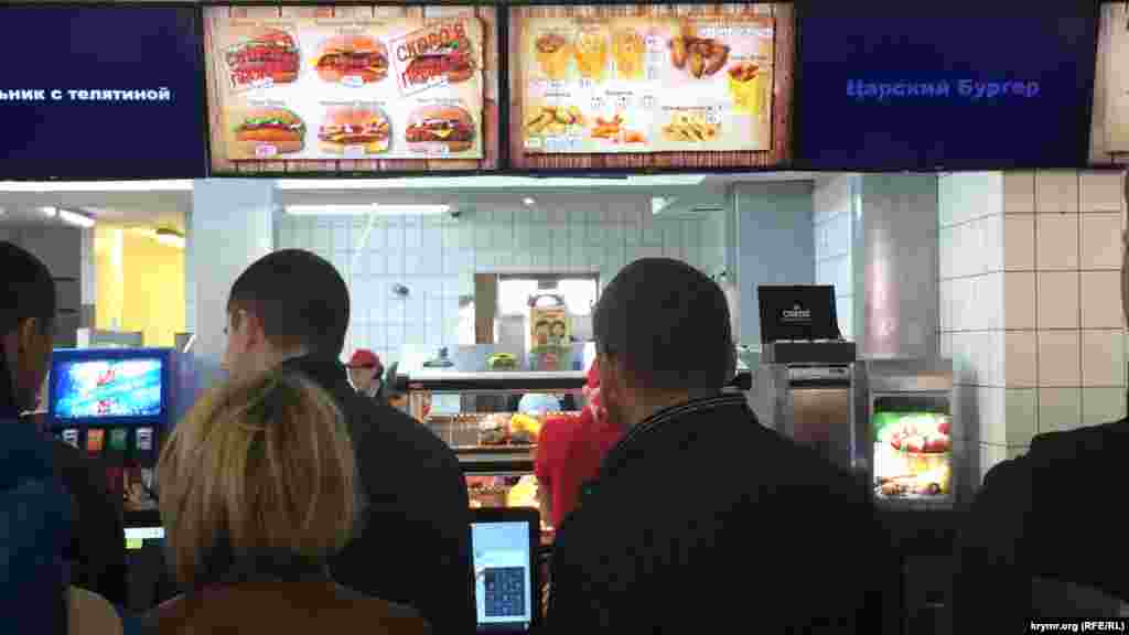 Представитель заведения, севастополец Алексей Чернявский, который является владельцем и директором ООО «Юг Русбургер», утверждает, что внутри помещения «ничего не меняли»