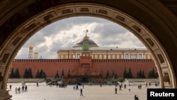 Західні джерела не вперше пишуть про розбіжності у вищих ешелонах влади РФ. У Кремлі переконують, що наявність «робочих суперечок» у російському керівництві не є ознакою розколу