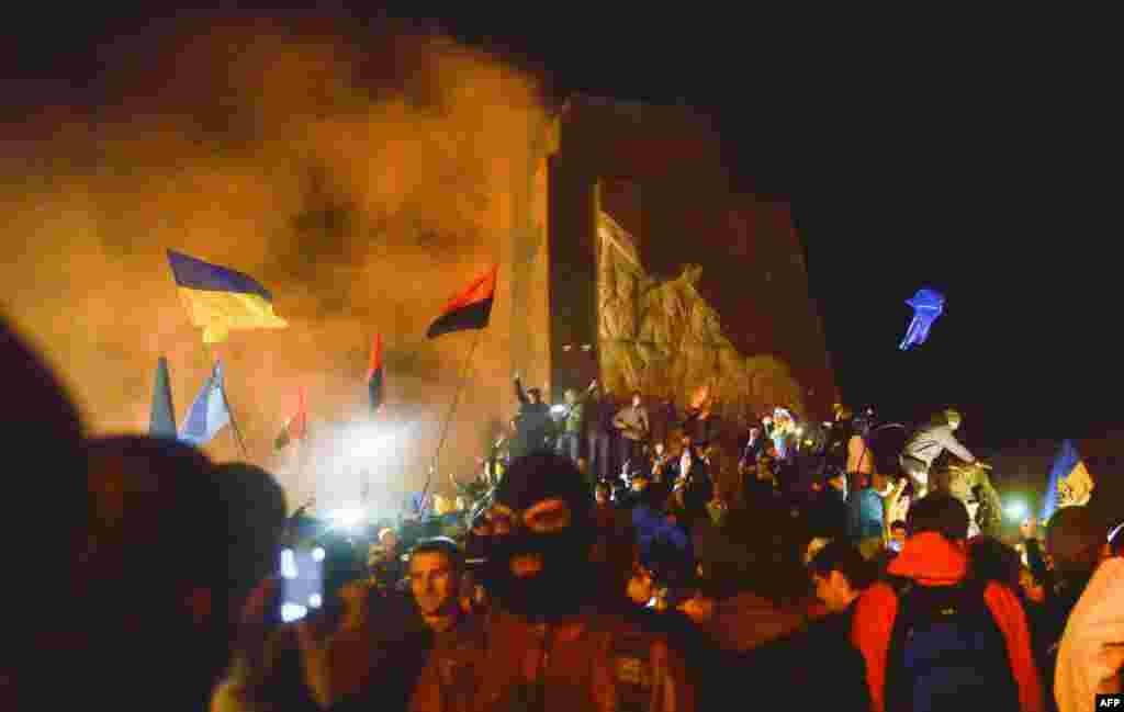 Участники акции пришли на площадь с флагами Украины, добровольческого батальона "Азов" и "Правого сектора"