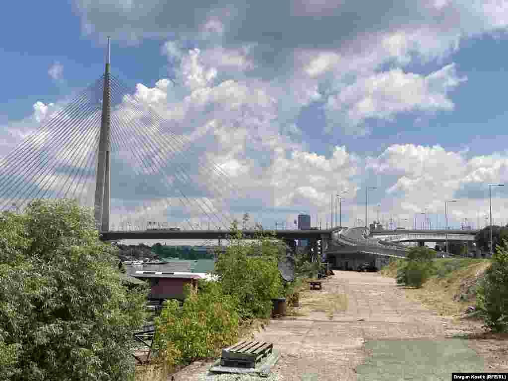 Mesto gde je došlo do pomora ribe u blizini je Mosta na Adi i popularnog izletišta Ada Ciganlija, gde je sezona kupanja u toku.