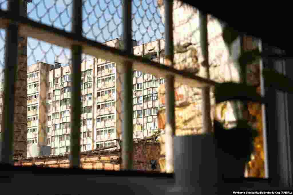 Поблизу слідчого ізолятора кілька «висоток», їх можна побачити з віконця камери