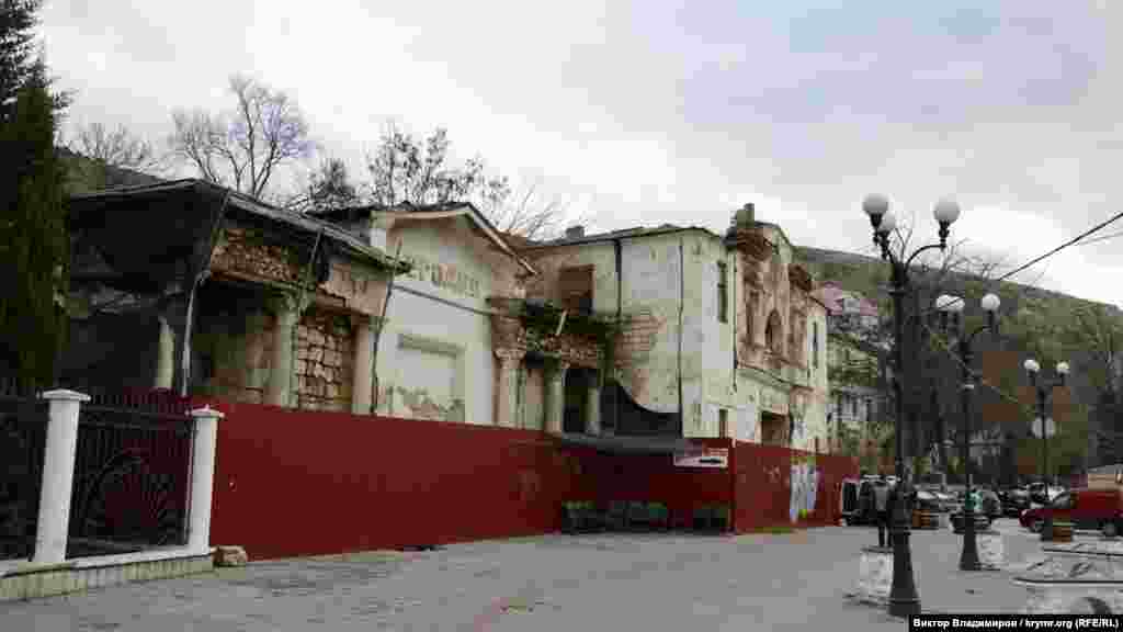 Кинотеатр «Родина», который находится на набережной, несколько раз обещали отреставрировать