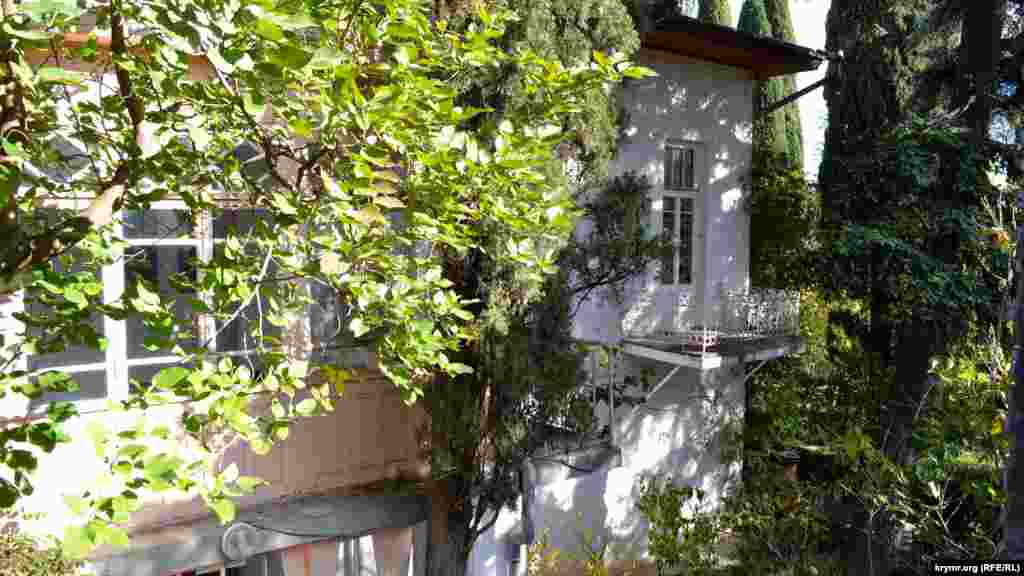 Ялтинский «Дом-музей А.П. Чехова» или Белая дача. В нем писатель провел последние годы жизни, переехав из Москвы в Крым по состоянию здоровья. Строительство дома длилось около 10 месяцев. В своем ялтинском доме Чехов написал такие знаменитые произведения, как рассказ «Дама с собачкой», пьесы «Три сестры» и «Вишневый сад», а также повесть «В овраге» и рассказы «Архиерей», «На святках» и «Невеста»