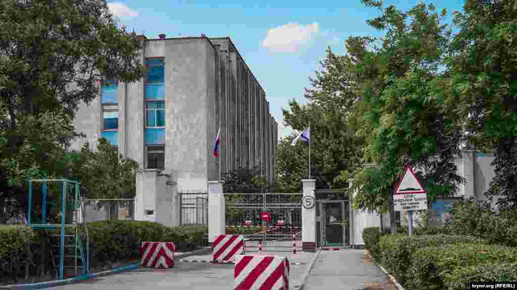 Ворота этого КПП в марте 2014 года блокировали «зеленые человечки». Позже казаки снесли их трактором