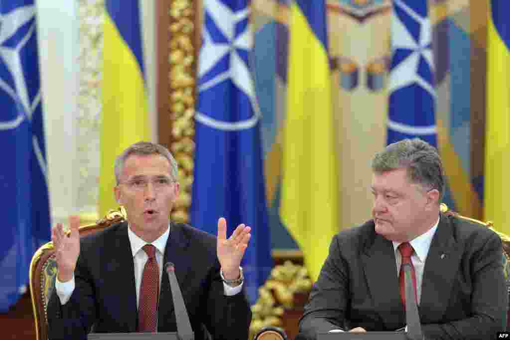 Генеральний секретар НАТО Єнс Столтенберґ (ліворуч) під час засідання Ради національної безпеки й оборони України у Києві. 22 вересня 2015 року. «У ці тяжкі часи Україна може покластися на НАТО», – сказав Столтенберґ на засіданні РНБО, повідомляє прес-служба НАТО.