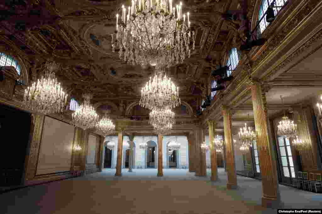 Сегодня в Елисейском дворце также проходят заседания Совета министров Франции, торжества по случаю дня Французской республики и приемы глав иностранных государств. Площадь дворца – более 11 тысяч квадратных метров, из которых 300 – частные апартаменты. Сейчас дворец обслуживает около 800 рабочих