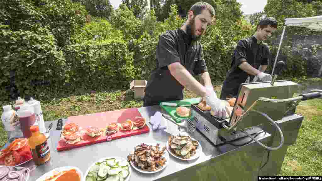 У меню 5 видів бургерів: «відкатний», «дефіцит бюджету», «декан-бургер», «дорога дорога» та «переможець тендеру»