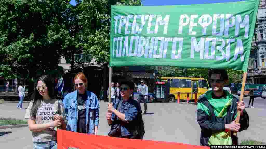 Без реформ у свідомості нічого не зробиш, говорять активісти. «Монстрація» стартувала від напівзруйного будинку Русова на Соборній площі