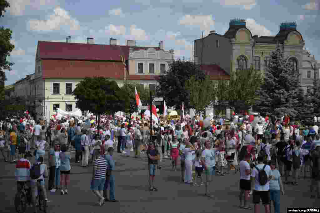 Демонстранти також скандували: «Живє Бєларусь!», «Йди!», «Віримо, можемо, переможемо!»