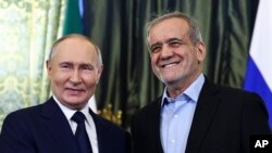 Президент России Владимир Путин и президент Ирана Масуд Пезешкиан перед началом переговоров в Кремле. Москва, 17 января 2025 года