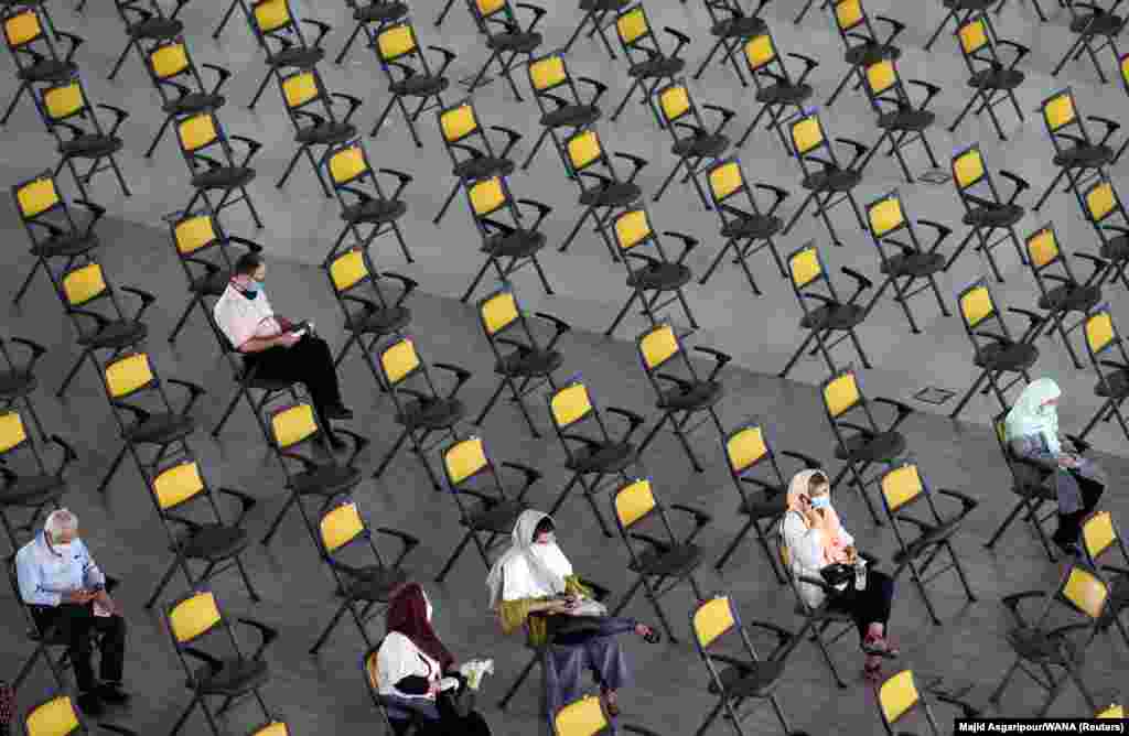 Иранцы ждут вакцинации от COVID-19 в центре вакцинации в Тегеране. В стране растет число случаев заболевания коронавирусом 