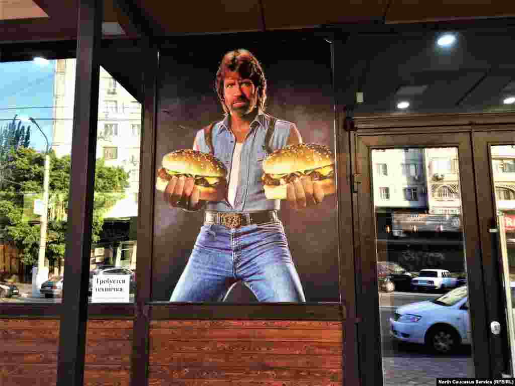 Вы проголодались? Чак Норрис спешит на помощь! Он накормит вас гигантскими бургерами, а может, и возьмет на работу техничкой