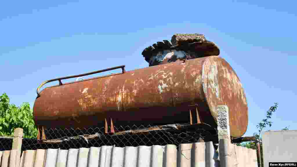 В этой цистерне хозяева одного из домовладений хранят запас воды 