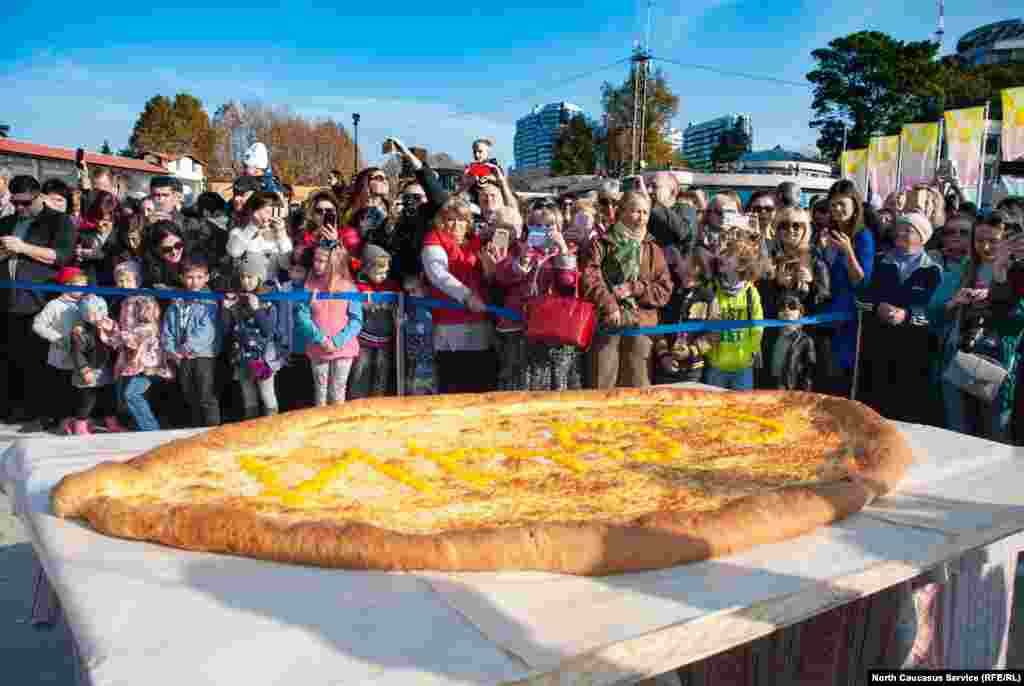 Главным событием первой половины дня стала дегустация гигантского хачапури по-аджарски. Его вес составил 37,5 кг при 230 см в длину, 130 см в ширину и 6 см в высоту. На его приготовление ушло более 12 кг муки, 16 кг сыра, 100 яиц, а также молоко, вода, сахар, дрожжи, сливочное и подсолнечное масло. В итоге был затрачен 41 кг сырья. Это достижение вошло в "Книгу рекордов России".