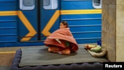 În vreme ce eforturile de pace nu duc nicăieri, ucrainenii continuă să trăiască cu frica. Imagine din metroul de la Kiev, pe 8 iulie 2025.