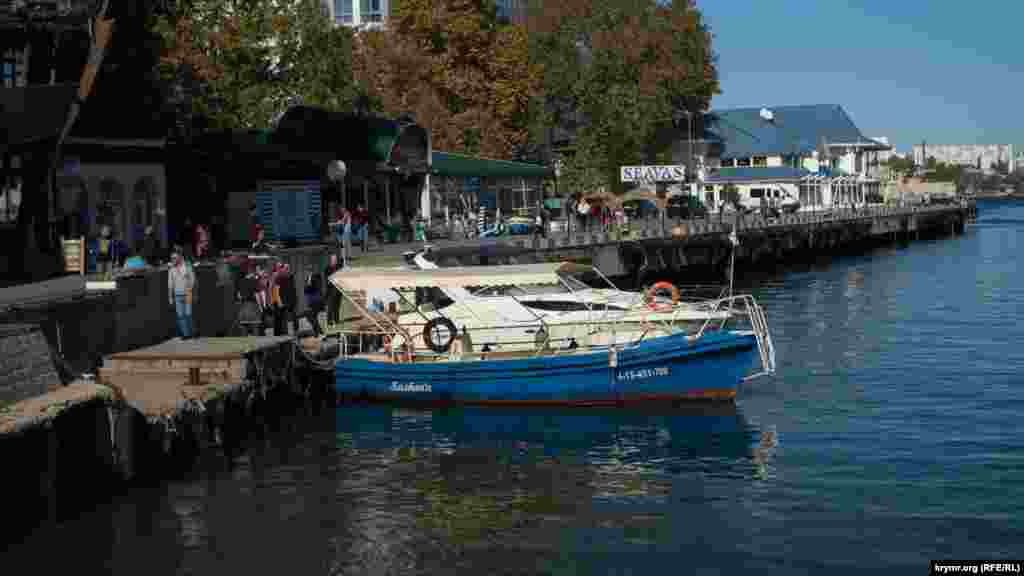 Артбухта – одно из самых оживленных мест города. На набережной есть кафе и бары, а у паромного причала – деревянный пирс, где приятно посидеть у воды