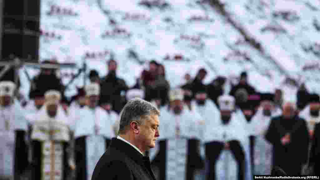 «Росія знову, як і сто років тому, розгорнула агресію проти України, щоб повернути її в імперію. У Кремлі знову ненавидять і бояться вільної європейської України. Але вони вже не зможуть повернути колесо історії у зворотному напрямку», – сказав президент України, виступаючи на вшануванні 85-х роковин Голодомору 24 листопада в Києві