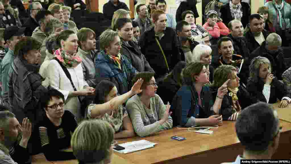 Актовый зал местной школы собрал не меньше 150 жителей Дербышек. У многих накопились вопросы к чиновникам.    