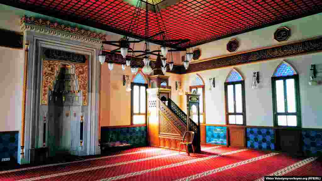 Мечеть рассчитана на 400-500 прихожан. На первом этаже здания расположен кабинет имама, медресе для мальчиков со спальной комнатой, учебными классами, столовой, а также две комнаты для омовения – отдельные для мужчин и женщин